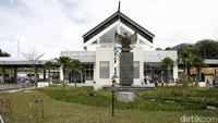 PLBN ini juga menjadi tempat favorit warga sekitar untuk menikmati sore atau sekadar tempat untuk berfoto.