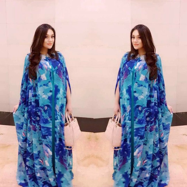 Celine tidak ragu memakai busana cerah saat hamil seperti yang dikenakannya ini. Aktris 25 tahun itu memakai kaftan berwarna biru berpotongan longgar yang membuat perut hamilnya tersamarkan. (Foto: Dok. Instagram)