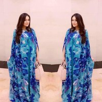 Celine tidak ragu memakai busana cerah saat hamil seperti yang dikenakannya ini. Aktris 25 tahun itu memakai kaftan berwarna biru berpotongan longgar yang membuat perut hamilnya tersamarkan. (Foto: Dok. Instagram)