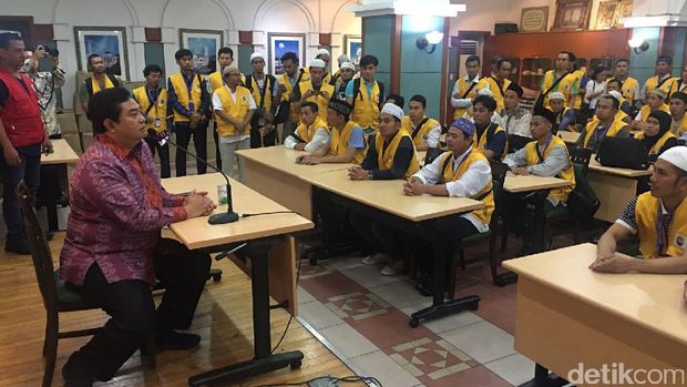 Mereka bisa naik haji tanpa perlu antre lama.