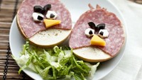 Angry bird ini adalah burger. roti bun yang di atasnya diberi lembaran smoked beef kemduian dihias dengan potongan buah zaitun, putih telur dan juga keju. Hias dengan selada agar makin bagus. Foto: Istimewa