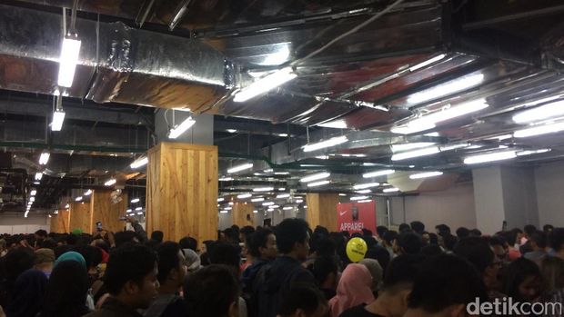 Pengunjung rela berdesakan di GI.