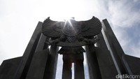 Monumen Garuda terpampang dengan gagahnya di beranda yang berhadapan langsung dengan Malaysia.