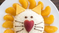 Roti berbentuk bulat ini diberi sentuhan saus cokelat yang dibentuk seperti kumis, mata dan mulut kucing. Dan diberi hiasan keju serta potongan jeruk. Miauw, seperti kucing beneran. Foto: Istimewa