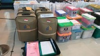 Selain paspor di dalam kontainer, koper yang sedianya digunakan oleh jamaah juga dipajang dalam konferensi pers/Foto: Ahmad Mustaqim