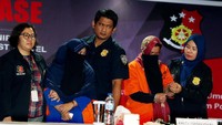Sebelumnya saat dipamerkan ke publik, Kiki tampak mengenakan cadar. Sama dengan Anniesa yang berkerudung dan bercadar. Foto: Rengga Sancaya