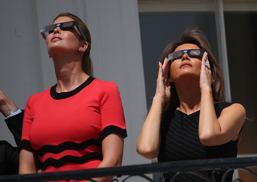 Melania Trump dan Ivanka Trump WASHINGTON, DC - AUGUST 21: First lady Melania Trump (R) and Ivanka Trump wear special glasses to view the solar eclipse at the White House on August 21, 2017 in Washington, DC. Millions of people have flocked to areas of the U.S. that are in the