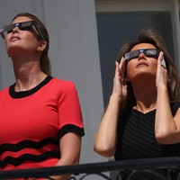 Pilihan fashion Melania Trump dan Ivanka Trump kembali mencuri perhatian saat menyaksikan Gerhana Matahari di Gedung Putih Washington, DC. Baik Melania dan Ivanka tampil stylish berbalut dress potongan minimalis dengan kacamata khusus sambil menyaksikannya. Foto: Dok. Getty Images