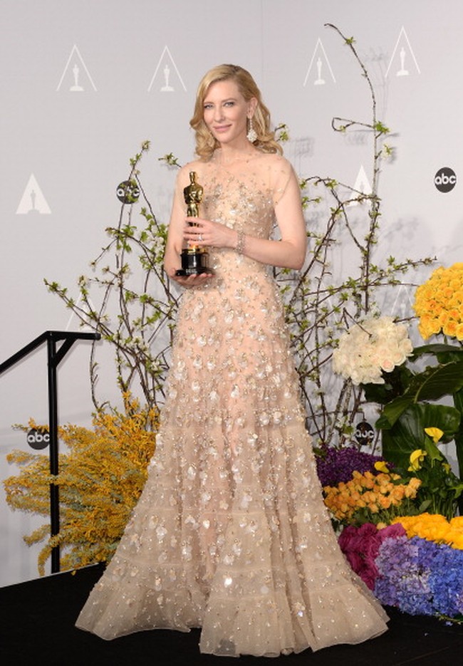 Gaun cantik yang dipakai Cate Blanchett ini juga seharga Rp 1,3 miliaran. Gaun keluaran Armani Prive tersebut dikenakan di ajang yang sama dengen Jessica Biel. Dipenuhi ratusan kristal Swarovski, tak heran jika harganya mahal. Foto: Getty Images