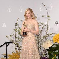 Gaun cantik yang dipakai Cate Blanchett ini juga seharga Rp 1,3 miliaran. Gaun keluaran Armani Prive tersebut dikenakan di ajang yang sama dengen Jessica Biel. Dipenuhi ratusan kristal Swarovski, tak heran jika harganya mahal. Foto: Getty Images