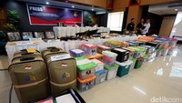 Ada sejumlah barang bukti yang dipamerkan.
