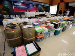 Kembalikan Paspor, Polisi Mulai Telepon Jemaah First Travel Besok