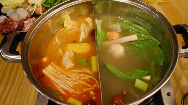 Shabu-shabu dengan pelengkap komplet. 