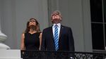 Gaya Trump yang Berani Tatap Gerhana Matahari Total Tanpa Kacamata