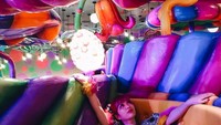 Kawaii Monster Cafe memiliki suasana penuh warna dengan para gadis yang berpakain eksentrik. Kue yang disajikan di sini bahkan terlalu cantik untuk dimakan. Foto: Istimewa