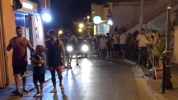 Warga dan turis di Pulau Ischia berlarian keluar saat gempa melanda