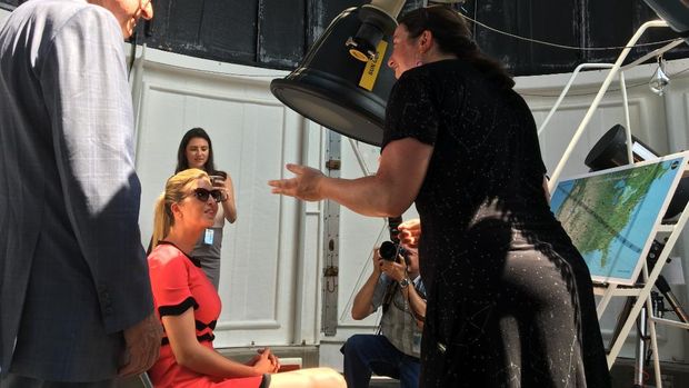 Ivanka Trump saat menyaksikan gerhana matahari total.