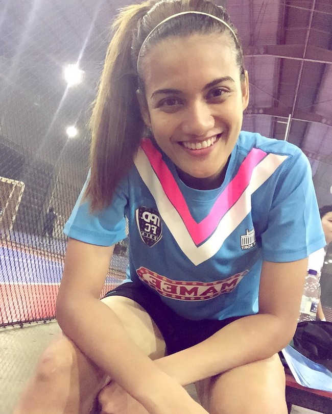 Meskipun tanpa pulasan makeup, wajah Niena Azman tetap terlihat segar dan cantik. Foto: Instagram/niena_azmann