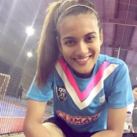 Meskipun tanpa pulasan makeup, wajah Niena Azman tetap terlihat segar dan cantik. Foto: Instagram/niena_azmann