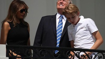 Trump sempat mengintip gerhana matahari total dengan mata telanjang. (Foto: GettyImages)