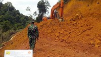 Hingga saat ini, dari panjang jalan paralel perbatasan Kalimantan 1.920,1 km, yang sudah terbangun atau terbuka ada 1.619,2 km, sedangkan yang belum tembus atau terbuka ada 300,9 km. (Dok Kementerian PUPR)
