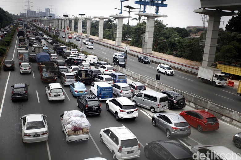 Ada Alat Berat Gangguan Mesin, Tol Jakarta-Cikampek Macet 14 Km Ada Alat Berat Gangguan Mesin, Tol Jakarta-Cikampek Macet 14 Km