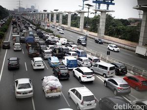 Ada Alat Berat Gangguan Mesin, Tol Jakarta-Cikampek Macet 14 Km