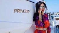 Seperti saat berlibur dengan yacht berlogo dirinya tersebut. (Dok. Instagram/princessyahrini)