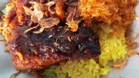 Nasi tuning Banjar ini memakai lauk sambal goreng hati yang gurih dan pedas menyengat. Atau pakai ayam dan ikan yang dimasak habang. Dijamin puas!Foto: Istimewa