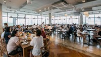 Roast Coffee memiliki interior cantik, sederhana, dan bersih. Jika berkunjung ke kafe ini Anda tidak boleh melewatkan hidangan terkenal mereka yaitu French toast.