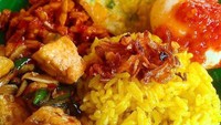 Di rumah makan Encim Gendut, Lampung juga ada nasi kuning sedap. Lauknya telur balado, bakwan jagung, kering tempe dan sambal. Sedap!Foto: Istimewa