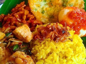 Masak Apa Hari Ini : Nasi Kuning dan Bola-bola Udang yang Gurih Enak