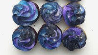 Tidak ketinggalan cupcake dengan tema galaksi. Buttercream diberi paduan warna biru kehitaman.