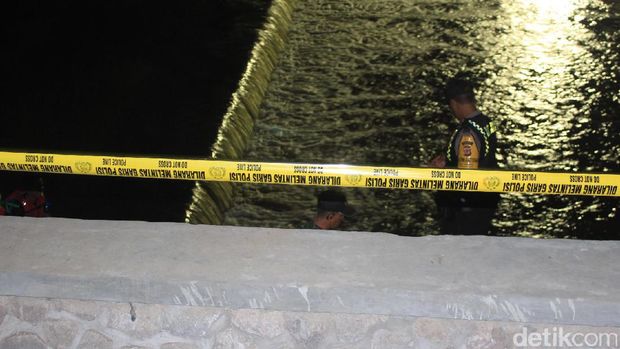 Pencarian dua pekerja bangunan yang tenggelam di Sungai Cimanuk, Garut.