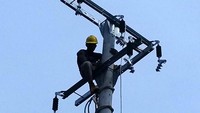 Pekerja PLN memasang traves tempat dudukan isolator 20 kv. (Dok. PT PLN Riau dan Kepulauan Riau)