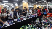 Para pengunjung rela berdesakan dan antre panjang demi mendapat sepatu Nike di Exhibition Hall Grand Indonesia, Jakarta Pusat. Mereka mengaku rela berdesakan karena diskon seperti ini jarang terjadi.