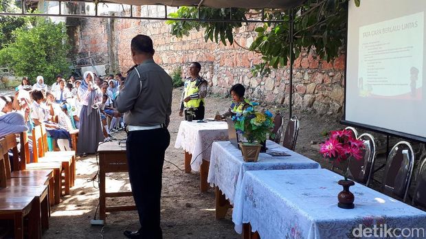 Suasana kelas wawasan nusantara di SMU Nuruf Falah, Timor Tengah Utara, NTT.
