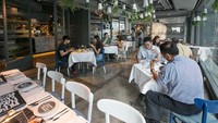 Greyhound Cafe dengan tema mode dan seni. Kafe ini menyajikan beragam hidangan Thailand dan internasional. Di sini makanan dianggap sama pentingnya dengan seni seperti fashion.