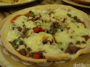 Yuk, Ngemil Pizza Tipis Renyah hingga Pizza Lipat Aneka Topping di Sini!