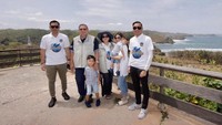 Pada bulan Agustus lalu, SBY dan keluarga pulang kampung ke Pacitan. Mereka mengunjungi aneka pantai cantik di Pacitan, salah satunya Pantai Watu Karung (Dok. aniyudhoyono/Instagram)