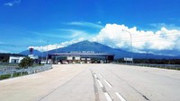 Latar belakang Gunung Merbabu dengan bauran awan yang menyelimuti kaki gunung Merbabu tampak dari gerbang tol Salatiga. Hal ini membuat latar belakangnya tampak sama sekali berbeda dengan gerbang tol yang biasa ditemui. (Dok. Jasa Marga)