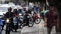 Para pengendara sepeda motor tersebut tetap nekat menerobos meski Direktorat Lalu Lintas Polda Metro Jaya telah mencanangkan Bulan Tertib Trotoar.