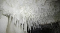 Es di dalam gua ini tidak pernah mencair, walau musim panas sekalipun! (Peng Shi/BBC)
