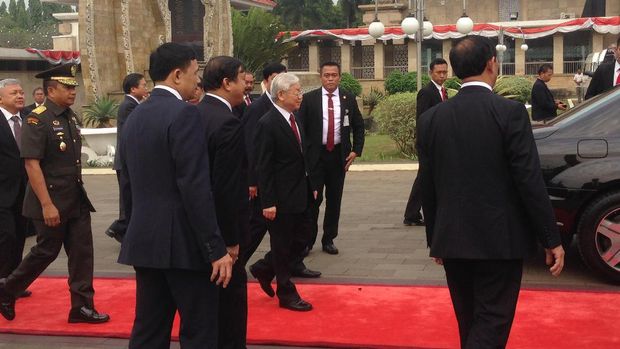 Nguyen datang bersama para delegasi Vietnam