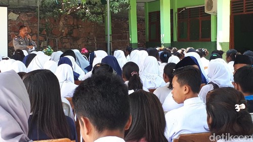 Suasana kelas wawasan nusantara di SMU Nuruf Falah, Timor Tengah Utara, NTT.