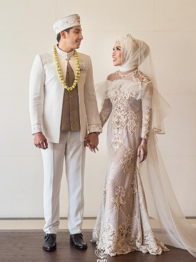 Menggunakan baju serba putih baik Medina Zein maupun Lukman telah resmi menjadi suami-istri setelah prosesi akad selesai. Mereka saling menatap mesra dan tersenyum. Foto: Dok. Instagram @medinazein
