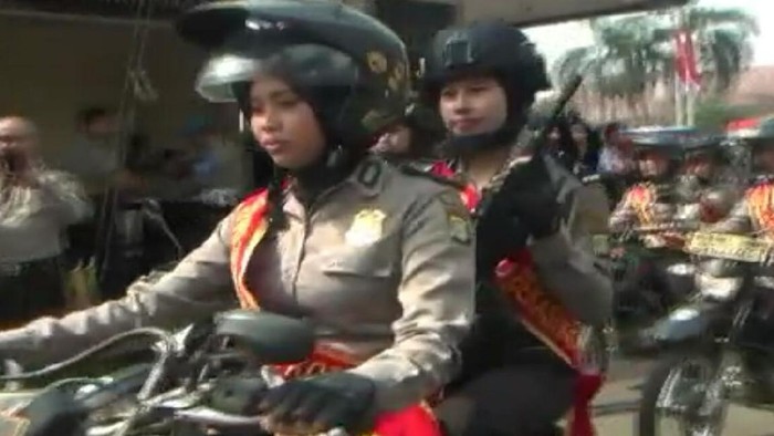 Melihat Aksi Polwan Bersenjata dan Patroli Pakai Motor Trail