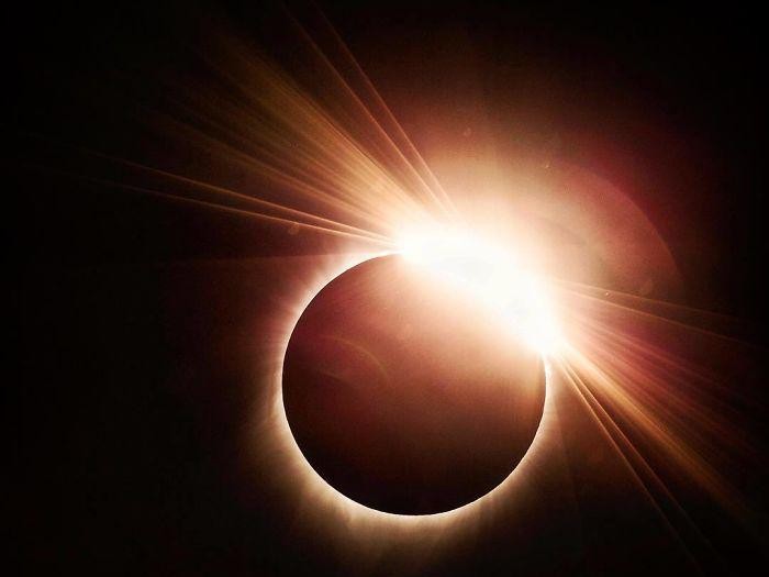 Nonton Gerhana Matahari dengan Kacamata Abal-abal, Ini Akibatnya