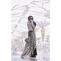 Giliran rancangan glamor Anniesa yang membungkus tubuh Syahrini. Terdiri dari gaun dan outerwear gelap nan mengilap, busana itu dipadu dengan tas Lady Dior yang ikonis itu. (Foto: Instagram)