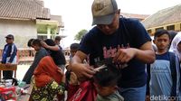 Tukang Cukur di Garut Blusukan ke Sekolah Dasar